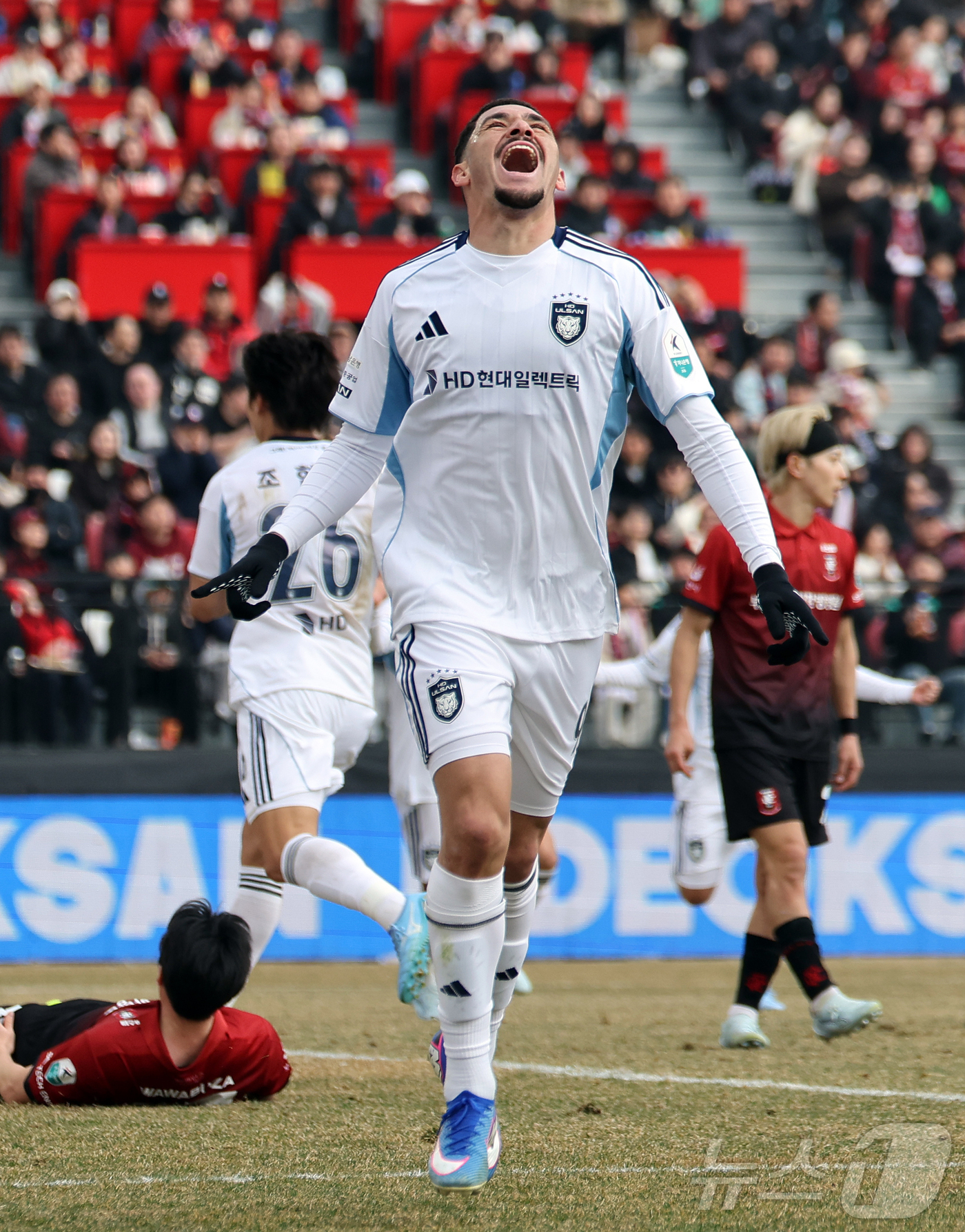 (부천=뉴스1) 김진환 기자 = 15일 오후 경기 부천시 부천종합운동장에서 열린 하나은행 K리그1 2026 부천 FC와 울산 HD의경기, 전반 울산 야고가 동점골을 넣은 뒤 환호하 …