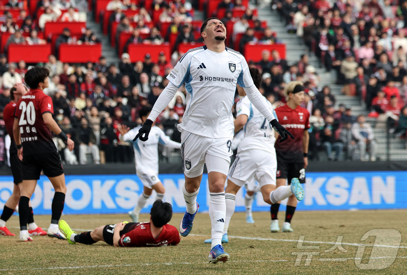(부천=뉴스1) 김진환 기자 = 15일 오후 경기 부천시 부천종합운동장에서 열린 하나은행 K리그1 2026 부천 FC와 울산 HD의경기, 전반 울산 야고가 동점골을 넣은 뒤 환호하 …