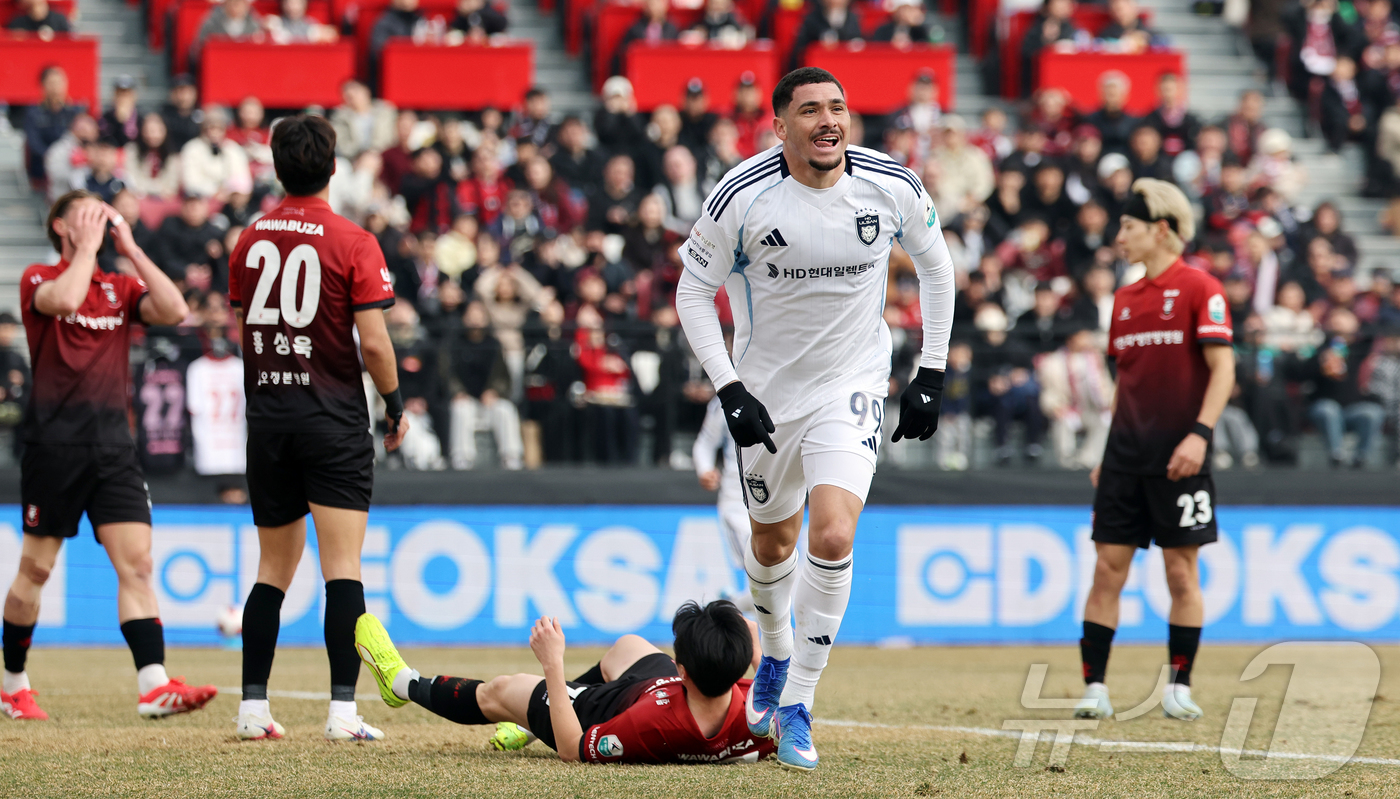 (부천=뉴스1) 김진환 기자 = 15일 오후 경기 부천시 부천종합운동장에서 열린 하나은행 K리그1 2026 부천 FC와 울산 HD의경기, 전반 울산 야고가 동점골을 넣은 뒤 환호하 …