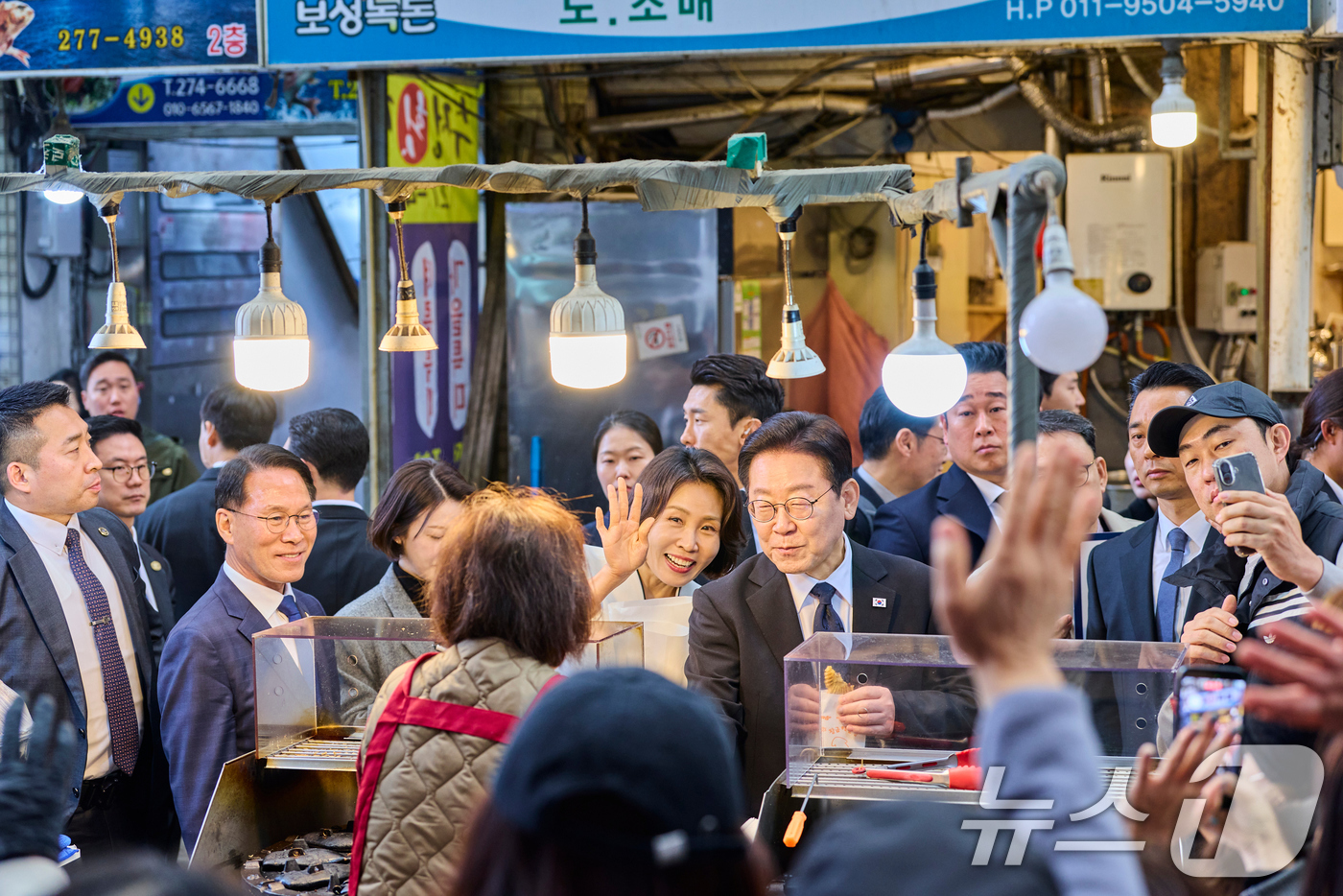 (서울=뉴스1) 이재명 기자 = 이재명 대통령과 김혜경 여사가 15일 창원 반송시장을 찾아 시민들과 인사를 나누고 있다. (청와대 제공. 재판매 및 DB 금지) 2026.3.15/ …