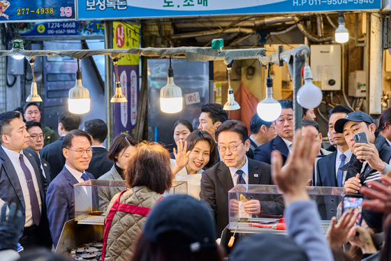 시민들과 인사 나누는 이재명 대통령·김혜경 여사