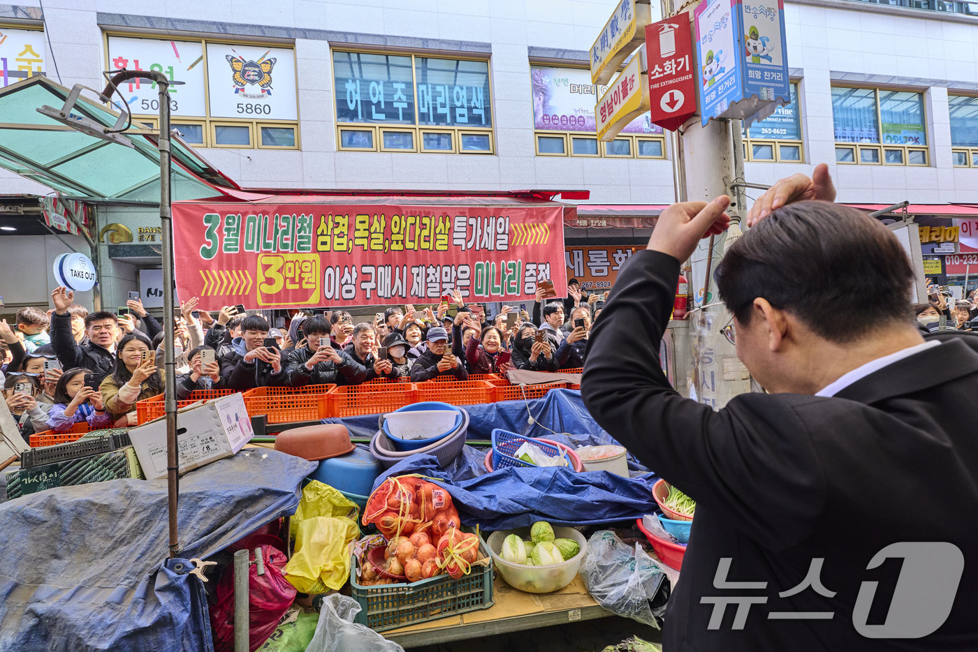 (서울=뉴스1) 이재명 기자 = 이재명 대통령이 15일 창원 반송시장을 찾아 시민들에게 인사를 하고 있다. (청와대 제공. 재판매 및 DB 금지) 2026.3.15/뉴스1