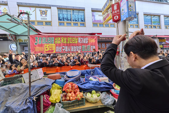 李대통령, 창원 반송시장 '깜짝 방문'…2년 만에 다시 찾은 칼국수 골목