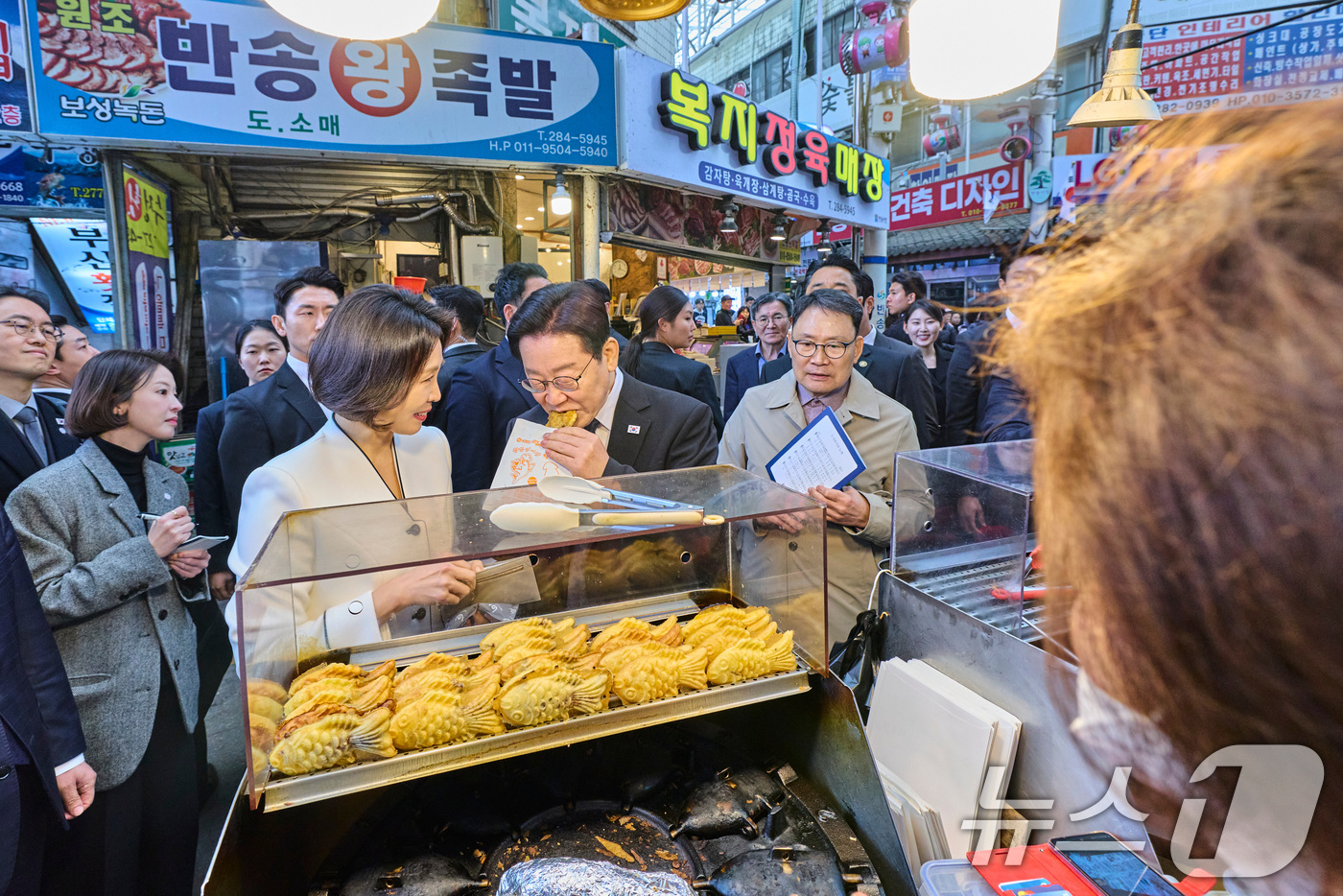 (서울=뉴스1) 이재명 기자 = 이재명 대통령과 김혜경 여사가 15일 창원 반송시장을 찾아 붕어빵을 맛보고 있다. (청와대 제공. 재판매 및 DB 금지) 2026.3.15/뉴스1