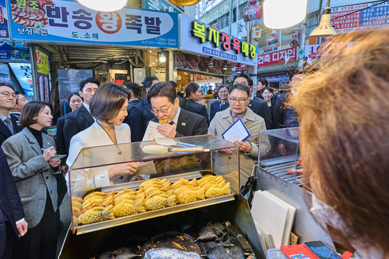 반송시장 찾아 붕어빵 맛보는 이재명 대통령
