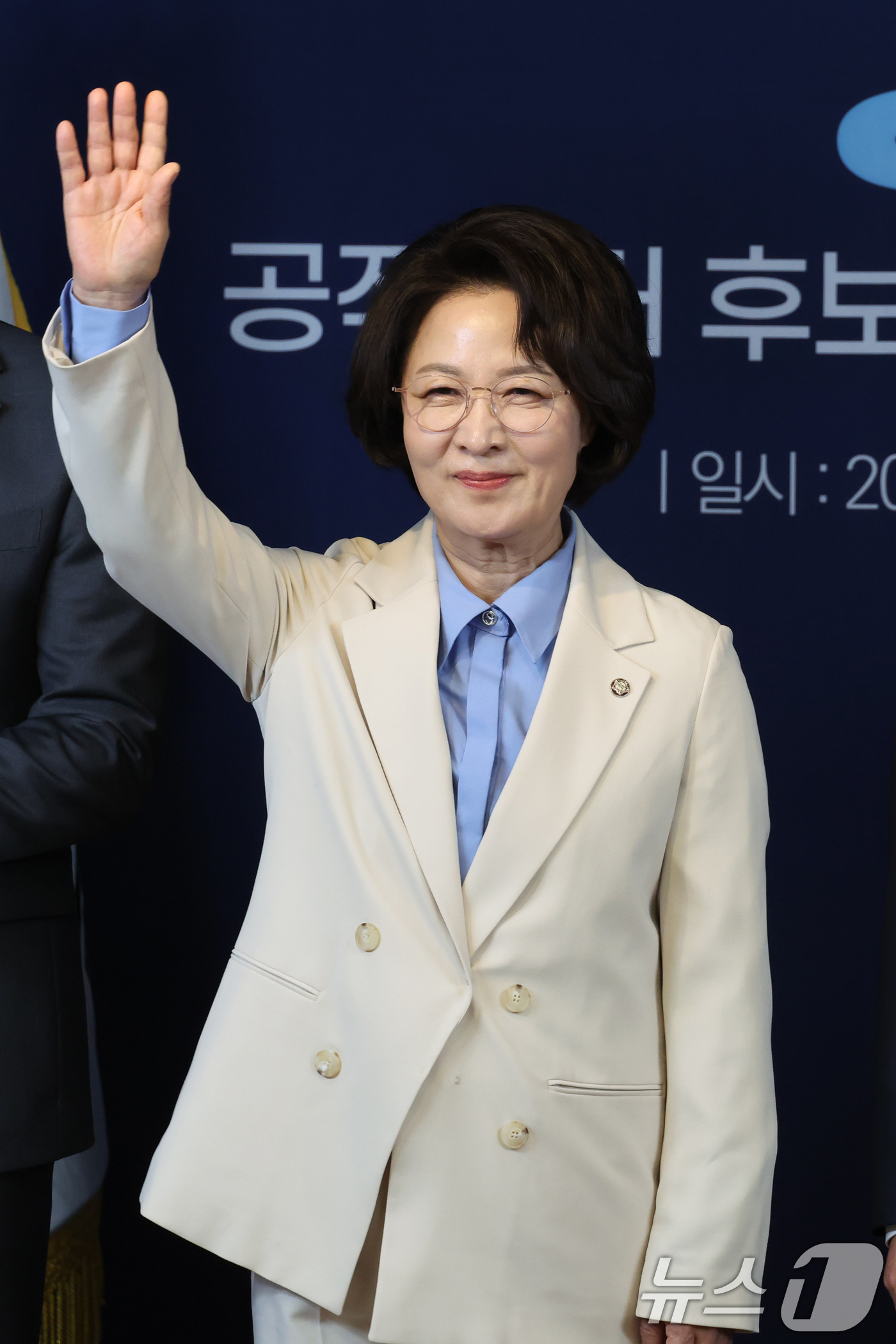 (서울=뉴스1) 유승관 기자 = 추미애 더불어민주당 경기도지사 예비후보가 15일 서울 여의도 더불어민주당 중앙당사에서 열린 경기도지사 예비경선 합동연설회에서 기념 촬영을 하고 있다 …