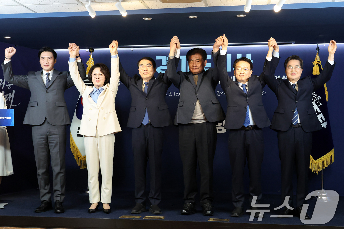 (서울=뉴스1) 유승관 기자 = 15일 서울 여의도 더불어민주당 중앙당사에서 열린 경기도지사 예비경선 합동연설회에서 후보들이 기념 촬영을 하고 있다.왼쪽부터 한준호, 추미애, 양기 …
