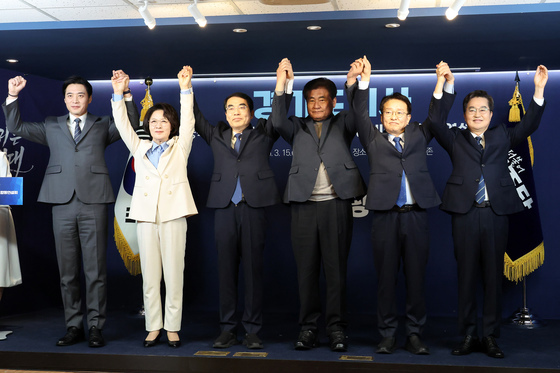 손 맞잡은 민주당 경기도지사 예비후보들