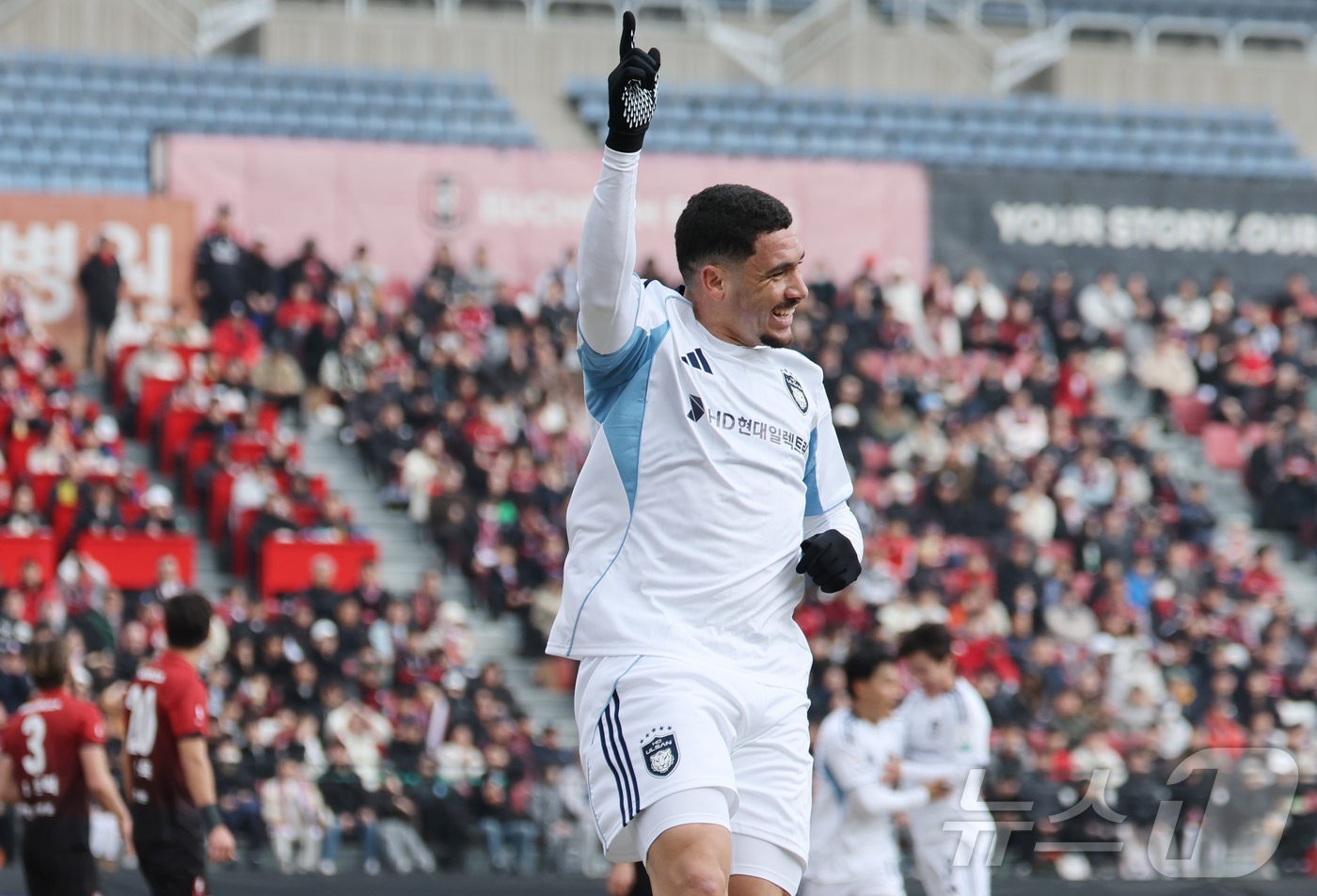 (부천=뉴스1) 김진환 기자 = 15일 오후 경기 부천시 부천종합운동장에서 열린 하나은행 K리그1 2026 부천 FC와 울산 HD의경기, 전반 울산 야고가 동점골을 넣은 뒤 환호하 …