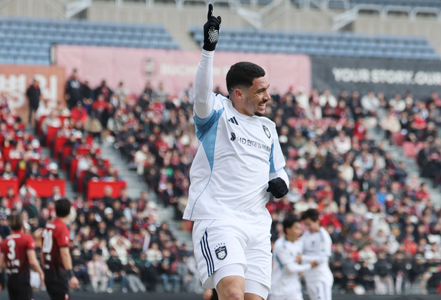 동점골 넣고 환호하는 야고