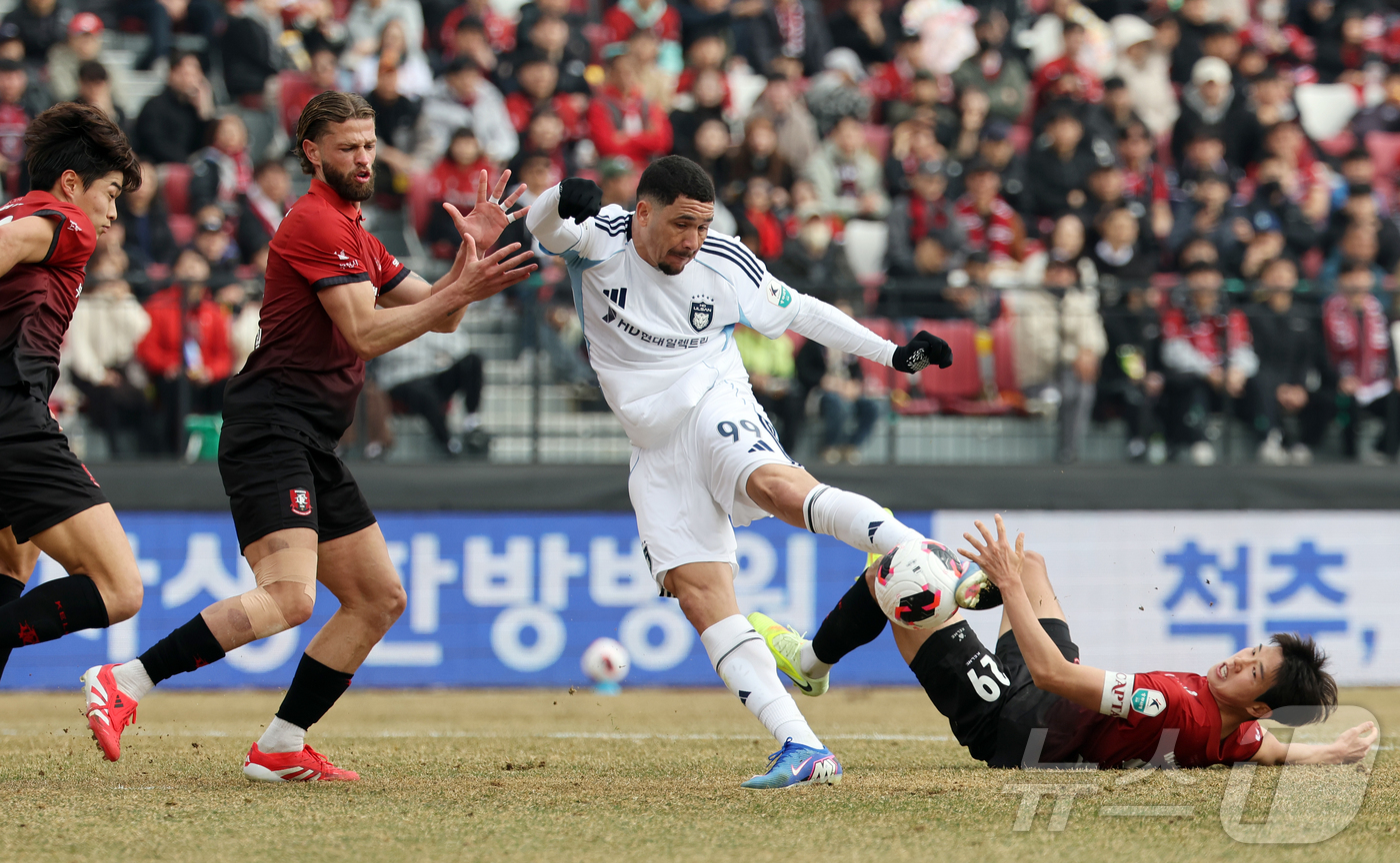 (부천=뉴스1) 김진환 기자 = 15일 오후 경기 부천시 부천종합운동장에서 열린 하나은행 K리그1 2026 부천 FC와 울산 HD의경기, 전반 울산 야고가 슈팅을 때리고 있다. 2 …