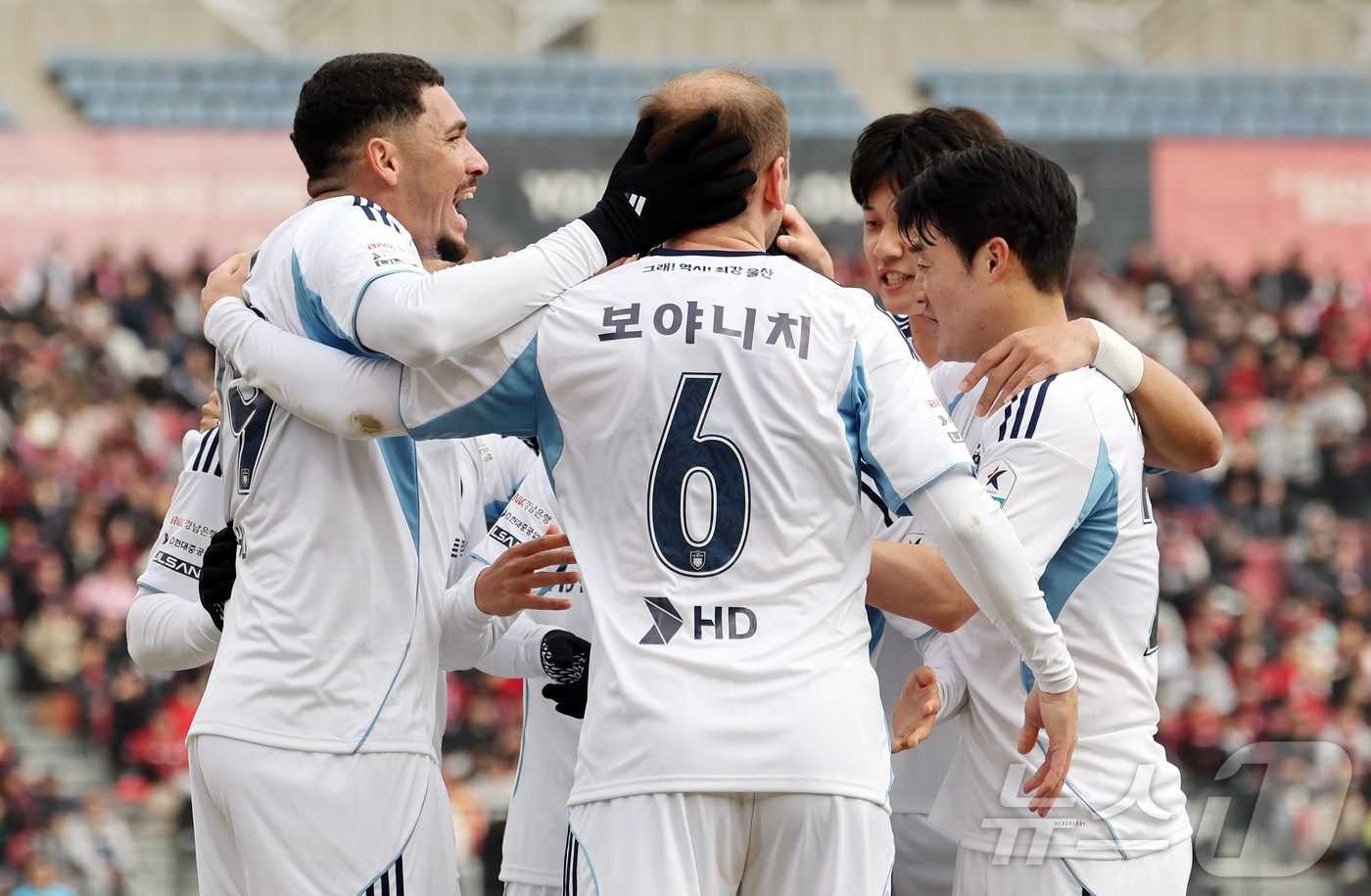 (부천=뉴스1) 김진환 기자 = 15일 오후 경기 부천시 부천종합운동장에서 열린 하나은행 K리그1 2026 부천 FC와 울산 HD의경기, 전반 울산 선수들이 야고의 동점골이 나오자 …