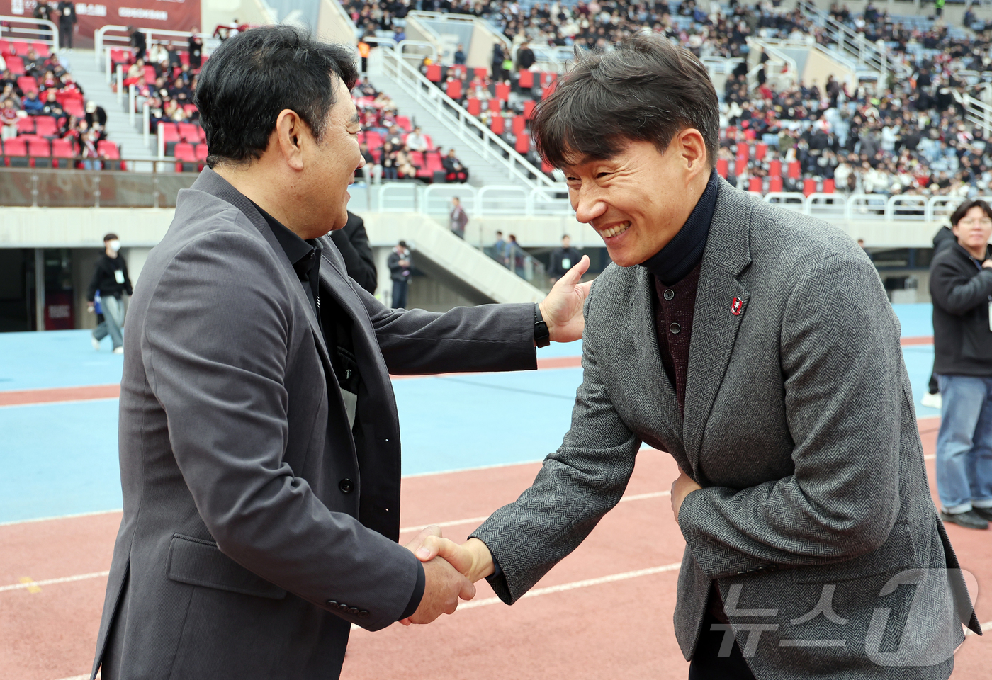 (부천=뉴스1) 김진환 기자 = 15일 오후 경기 부천시 부천종합운동장에서 열리는 하나은행 K리그1 2026 부천 FC와 울산 HD의 경기를 앞두고 부천 이영민 감독이 울산 김현석 …