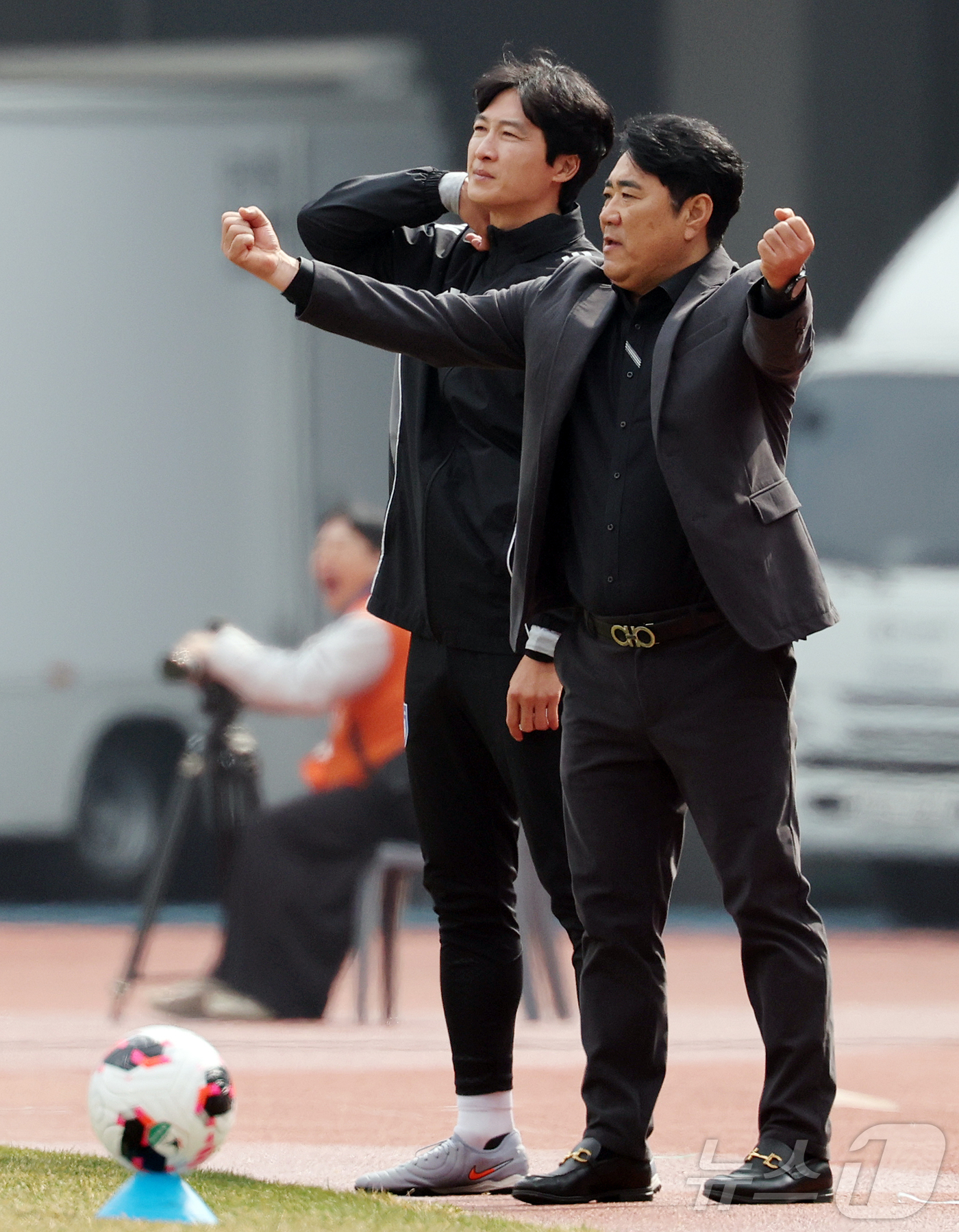 (부천=뉴스1) 김진환 기자 = 15일 오후 경기 부천시 부천종합운동장에서 열린 하나은행 K리그1 2026 부천 FC와 울산 HD의경기, 전반 울산 김현석 감독과 곽태휘 코치가 선 …