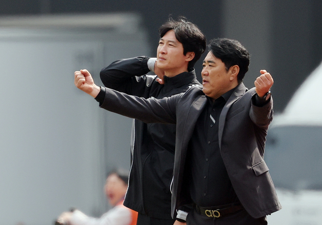 작전 지시하는 김현석 감독·곽태휘 코치
