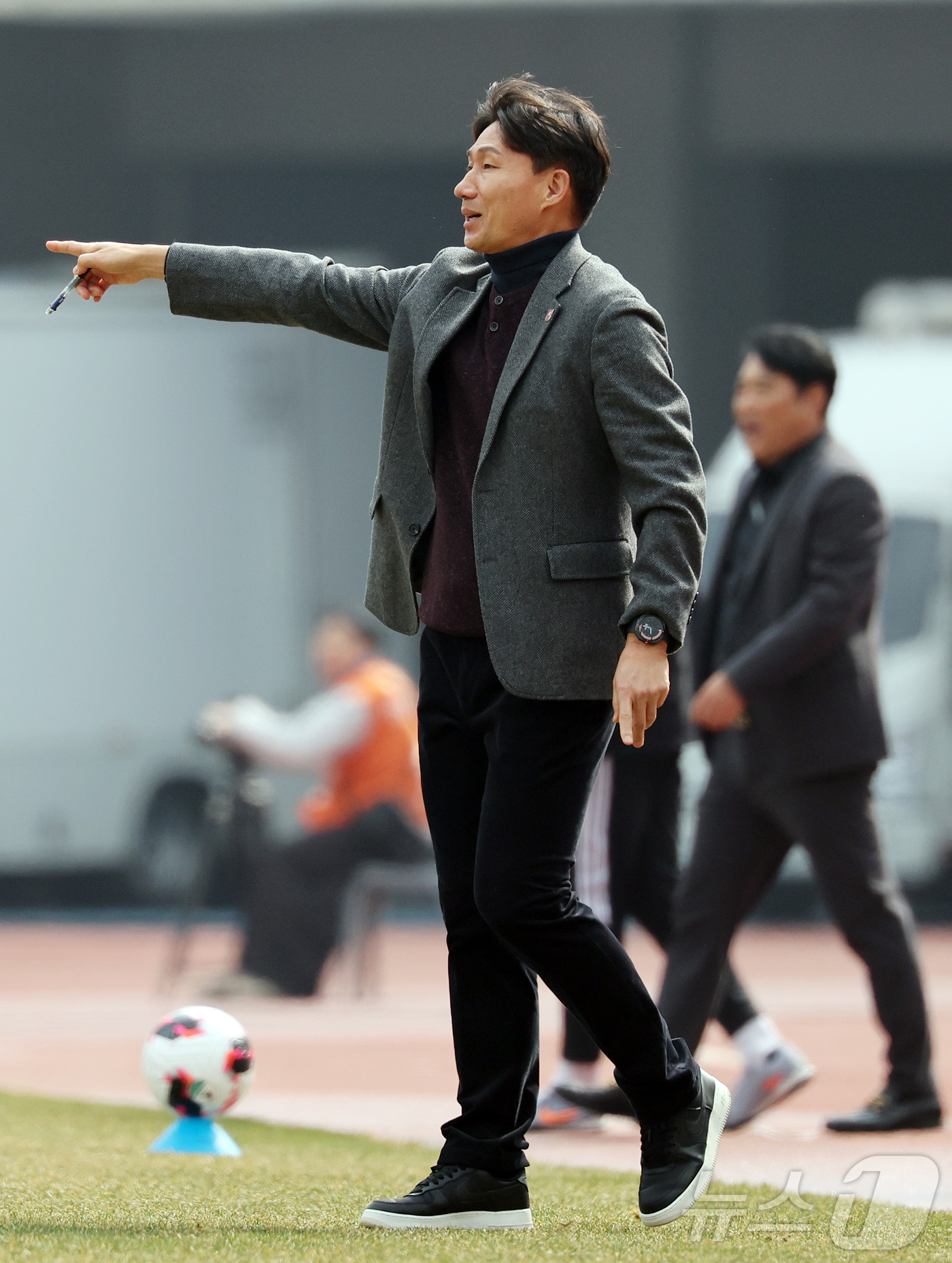 (부천=뉴스1) 김진환 기자 = 15일 오후 경기 부천시 부천종합운동장에서 열린 하나은행 K리그1 2026 부천 FC와 울산 HD의경기, 전반 부천 이영민 감독이 선수들에게 작전을 …