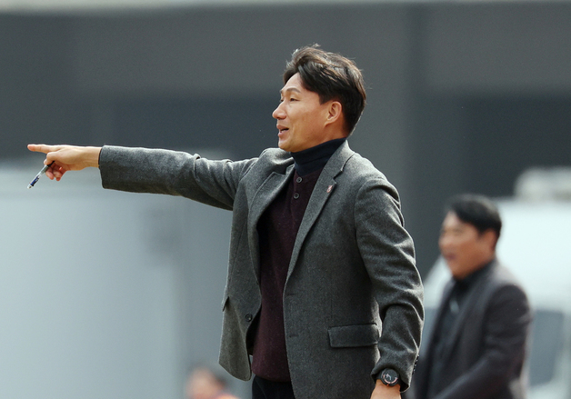 작전 지시하는 이영민 감독