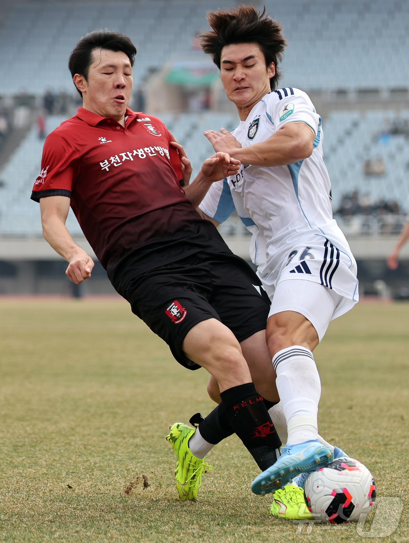 (부천=뉴스1) 김진환 기자 = 15일 오후 경기 부천시 부천종합운동장에서 열린 하나은행 K리그1 2026 부천 FC와 울산 HD의경기, 전반 울산 조현택과 부천 심재원이 볼 경합 …
