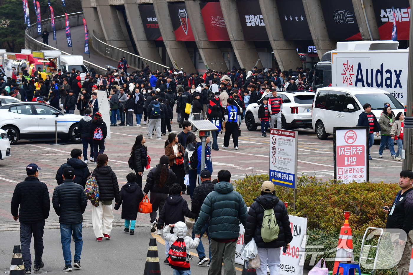 (포항=뉴스1) 최창호 기자 = 15일 오후 포항스틸러스에서 열린 프로축구 하나은행 K리그1 2026 포항스틸러스와 인천유나이티 FC와의 홈 개막전을 관람하기 위해 팬들이 모여들고 …