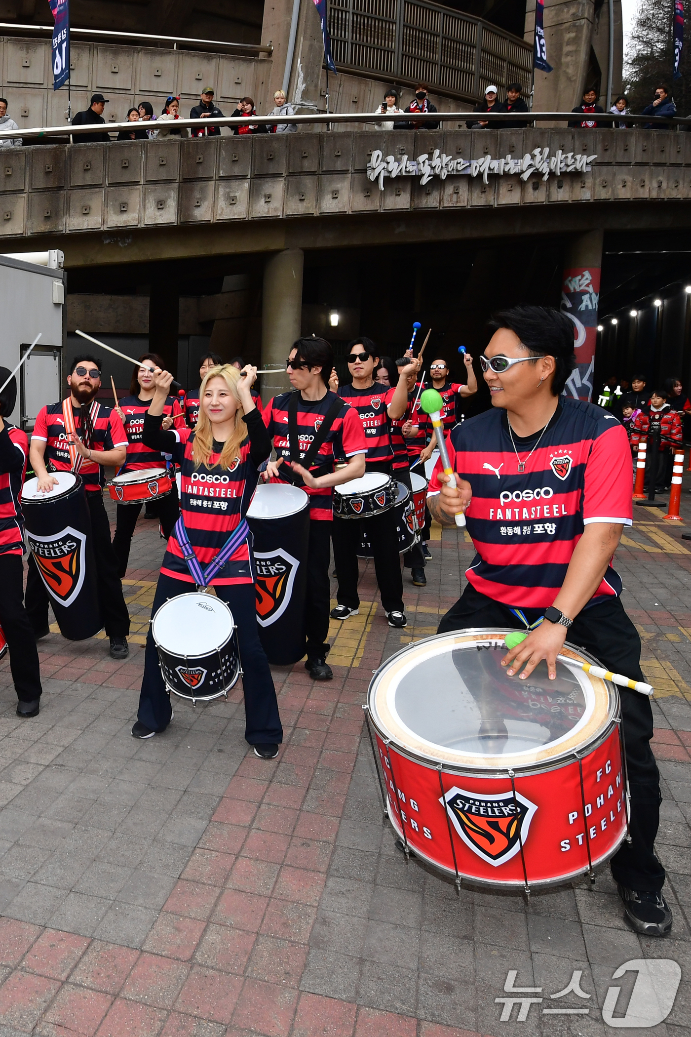 (포항=뉴스1) 최창호 기자 = 15일 오후 포항스틸러스에서 열린 프로축구 하나은행 K리그1 2026 포항스틸러스와 인천유나이티 FC와의 홈 개막전에 앞서 브라질 타악기 팀이 스틸 …