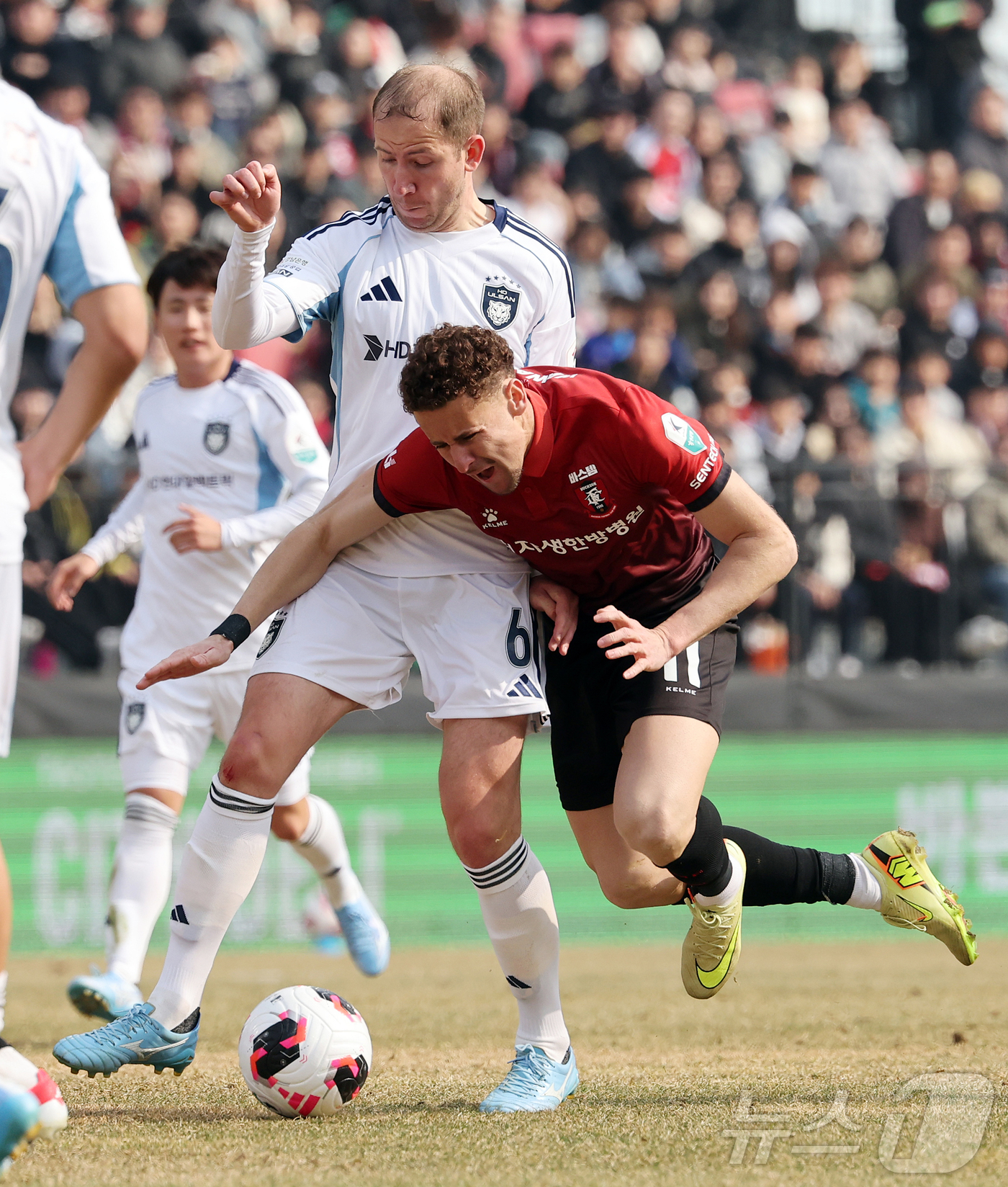 (부천=뉴스1) 김진환 기자 = 15일 오후 경기 부천시 부천종합운동장에서 열린 하나은행 K리그1 2026 부천 FC와 울산 HD의경기, 후반 부천 갈레고가 돌파 중 울산 보야니치 …