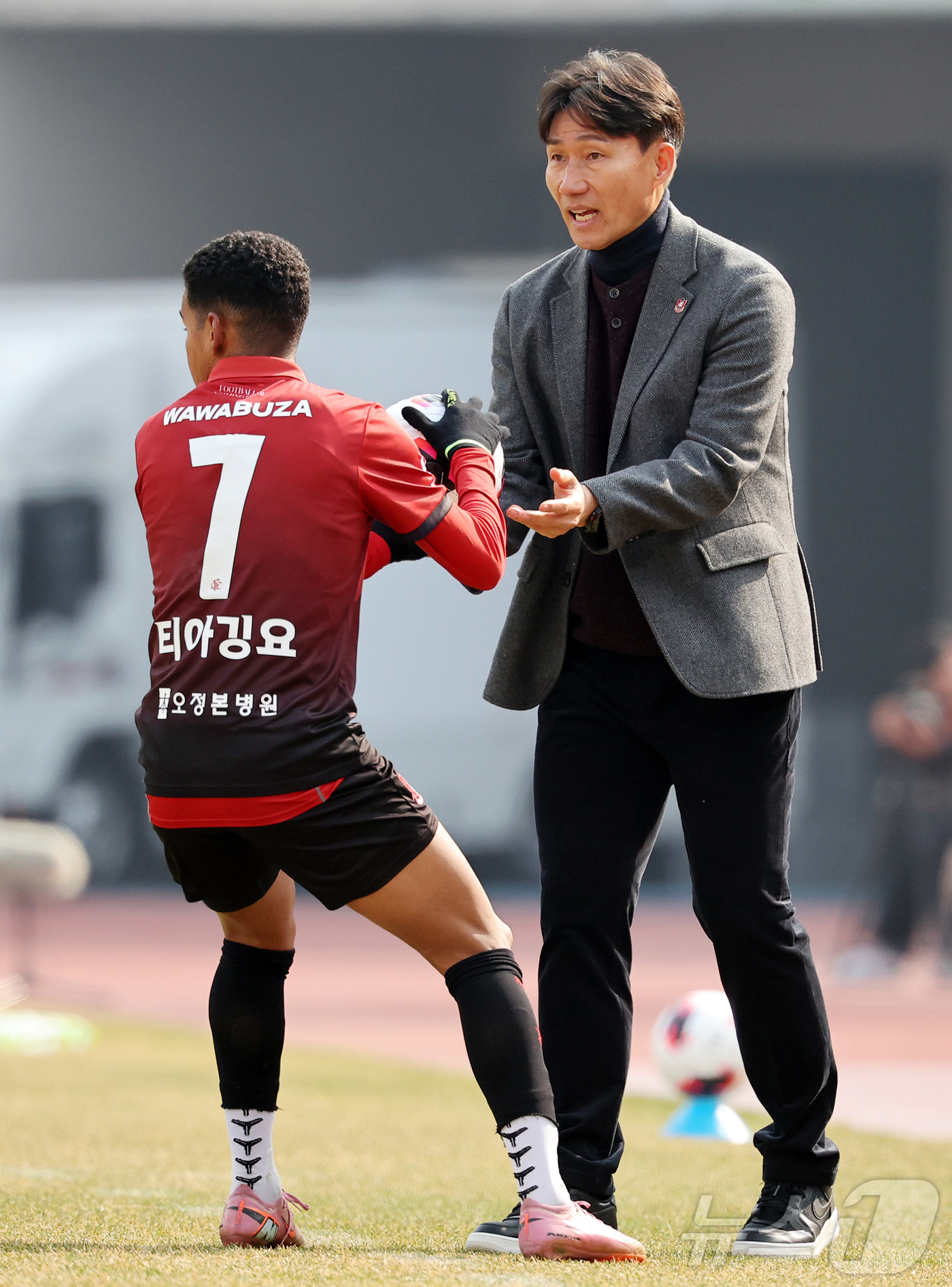 (부천=뉴스1) 김진환 기자 = 15일 오후 경기 부천시 부천종합운동장에서 열린 하나은행 K리그1 2026 부천 FC와 울산 HD의경기, 후반 부천 이영민 감독이 티아깅요에게 공을 …