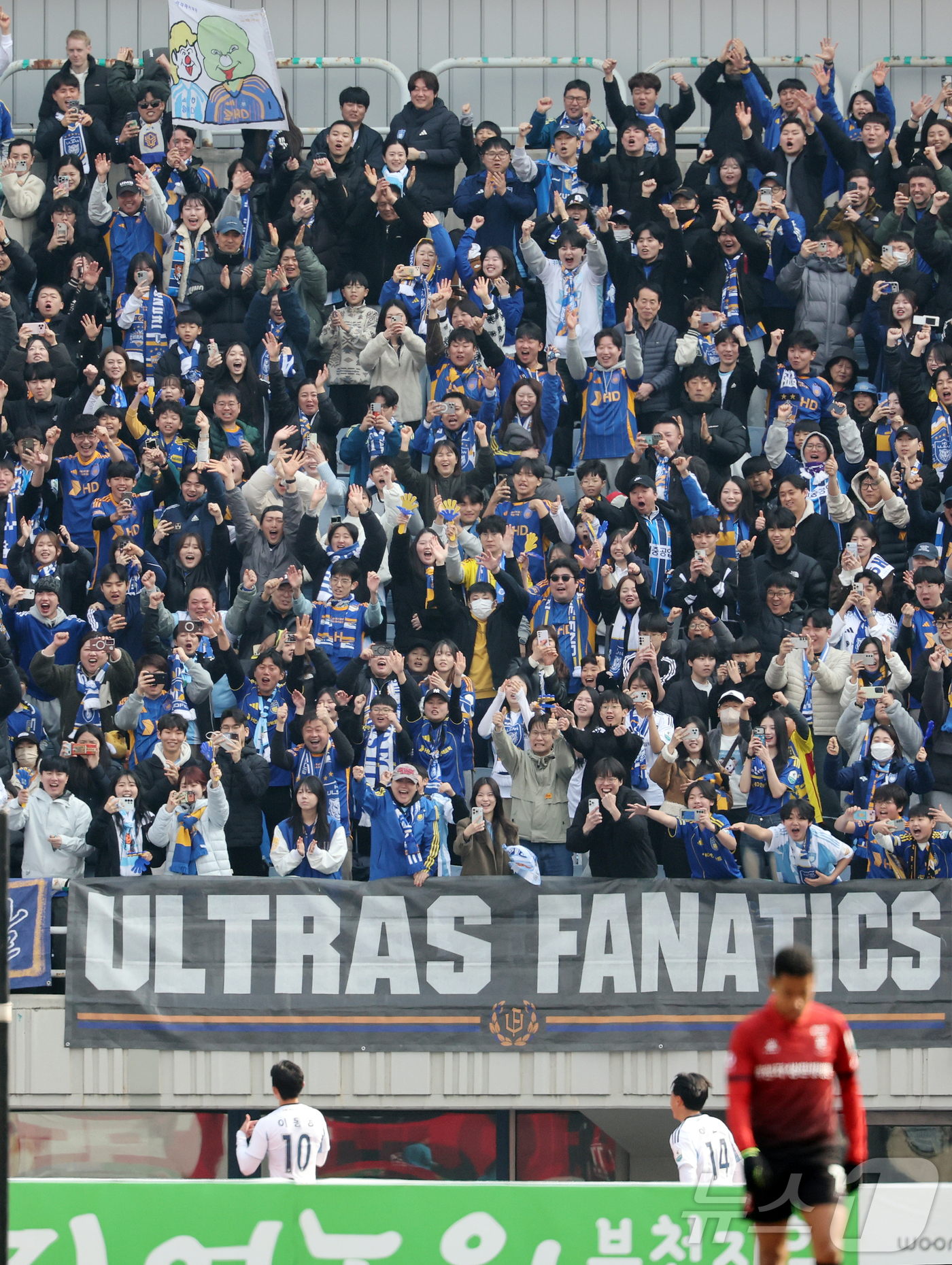 (부천=뉴스1) 김진환 기자 = 15일 오후 경기 부천시 부천종합운동장에서 열린 하나은행 K리그1 2026 부천 FC와 울산 HD의경기, 후반 울산 응원단 '처용전사'가 이동경이 …