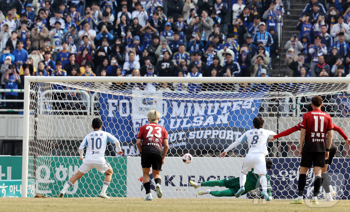 (부천=뉴스1) 김진환 기자 = 15일 오후 경기 부천시 부천종합운동장에서 열린 하나은행 K리그1 2026 부천 FC와 울산 HD의경기, 후반 울산 이동경이 역전을 만드는 패널티킥 …