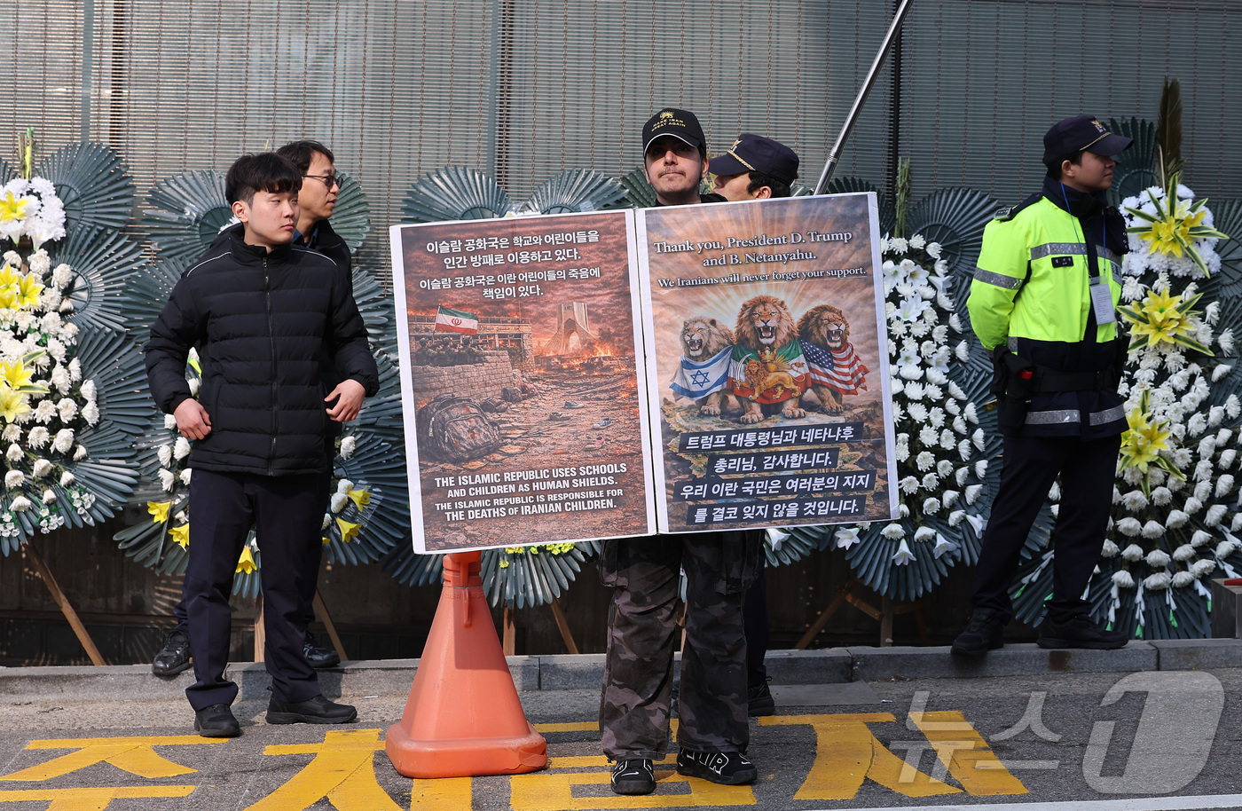 (서울=뉴스1) 김성진 기자 = 15일 서울 용산구 주한이란이슬람공화국대사관 앞에서 한 체한 이란인이 이란 정부 반대 및 미국 지지 집회를 하고 있다. 2026.3.15/뉴스1