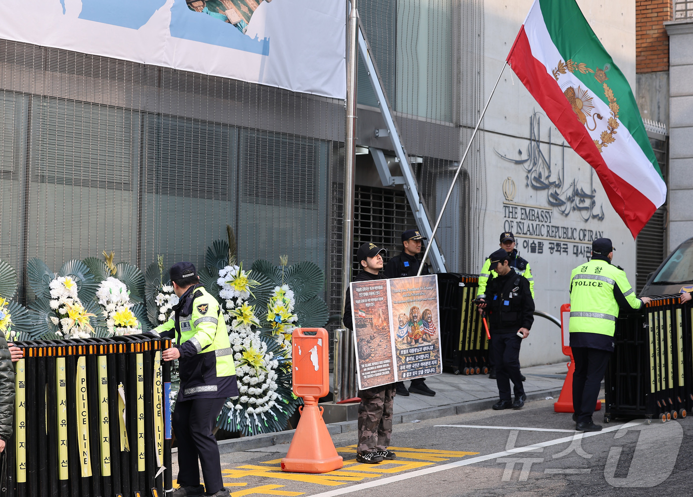 (서울=뉴스1) 김성진 기자 = 15일 서울 용산구 주한이란이슬람공화국대사관 앞에서 한 체한 이란인이 이란 정부 반대 및 미국 지지 집회를 하고 있다. 2026.3.15/뉴스1