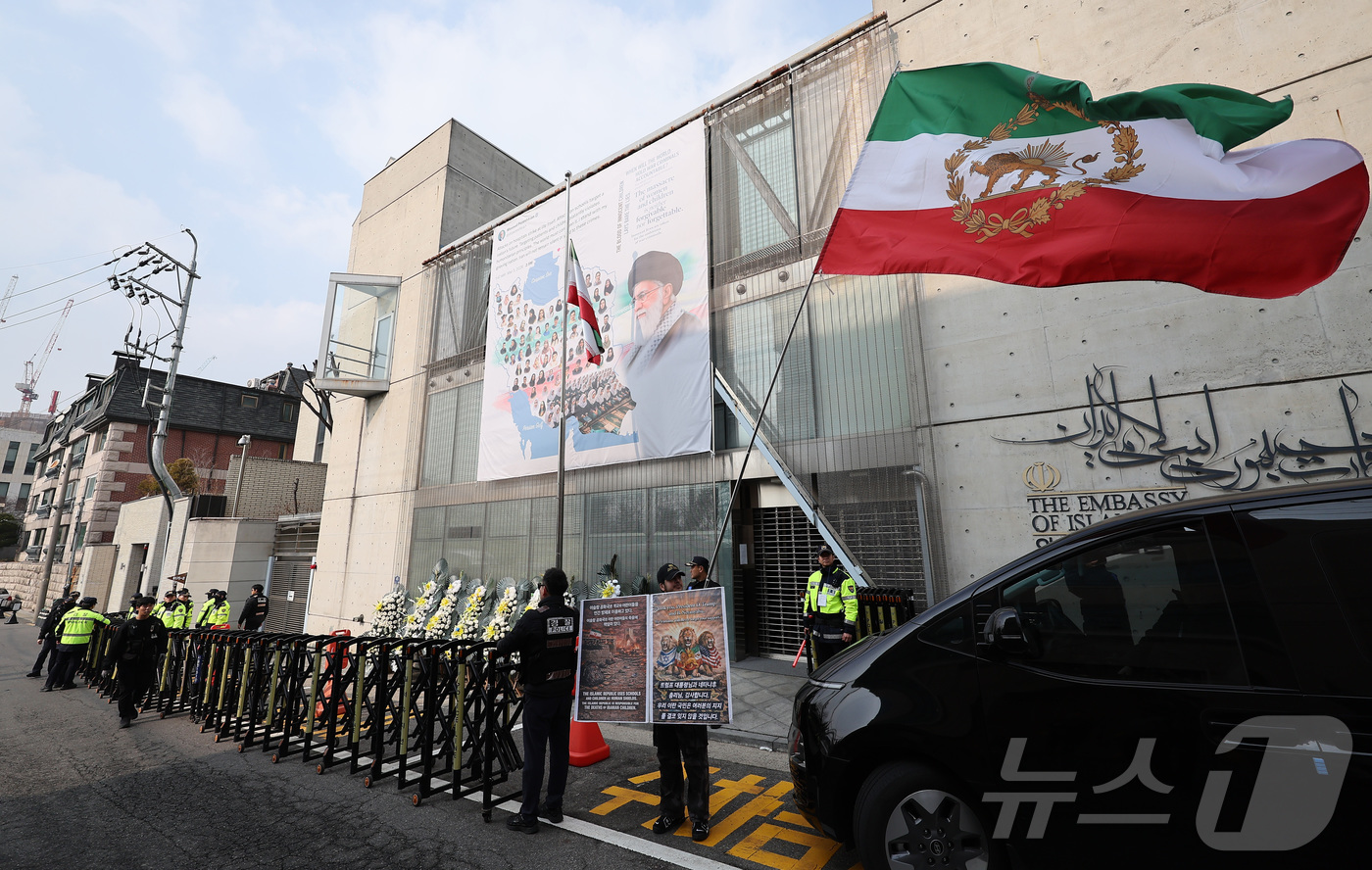 (서울=뉴스1) 김성진 기자 = 15일 서울 용산구 주한이란이슬람공화국대사관 앞에서 한 체한 이란인이 이란 정부 반대 및 미국 지지 집회를 하고 있다. 2026.3.15/뉴스1