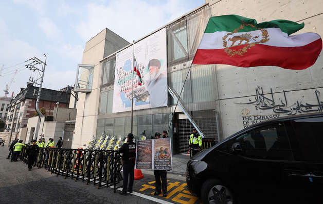 이란 정부 반대 및 미국 지지 집회하는 체한 이란인