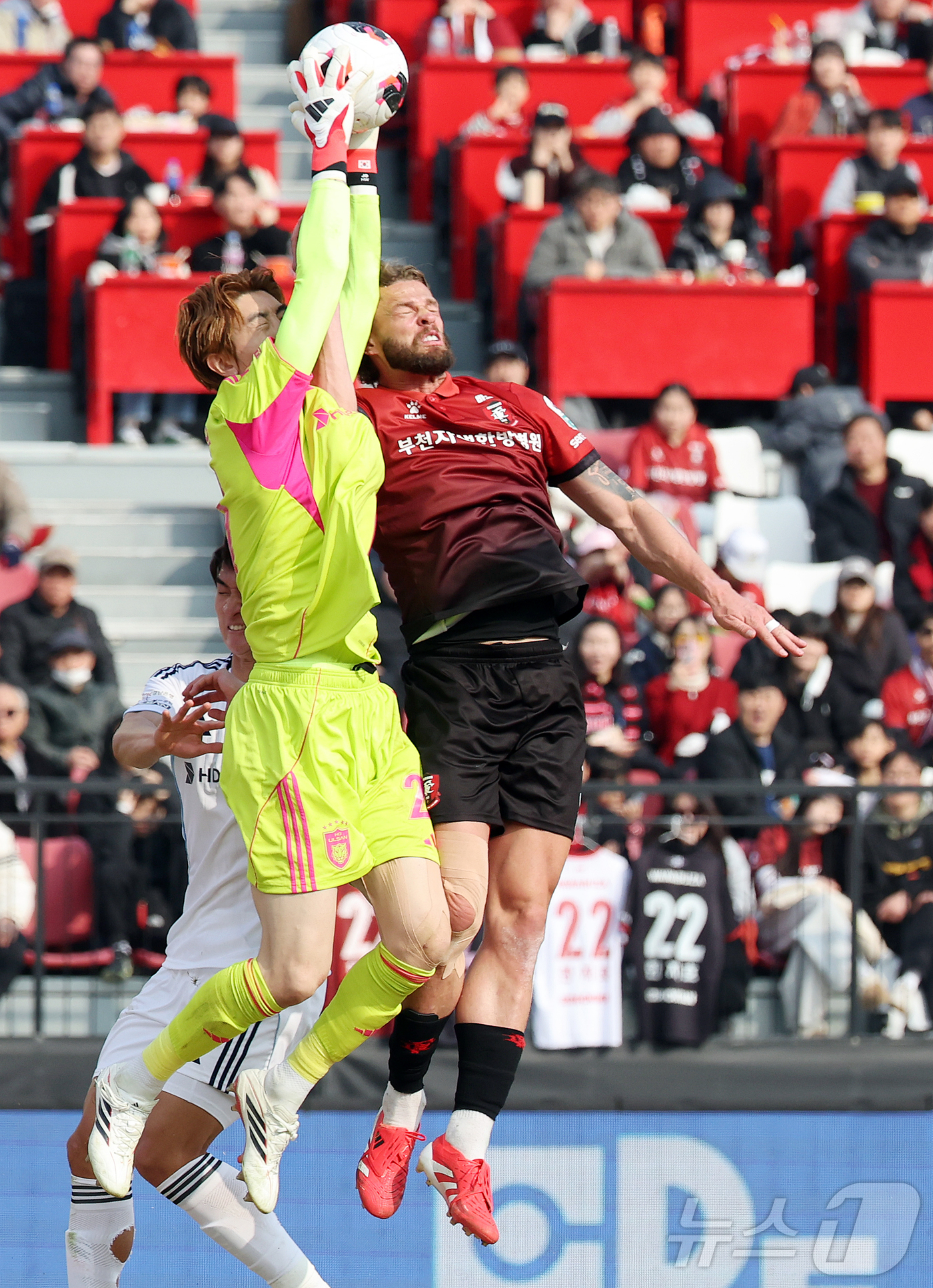 (부천=뉴스1) 김진환 기자 = 15일 오후 경기 부천시 부천종합운동장에서 열린 하나은행 K리그1 2026 부천 FC와 울산 HD의경기, 후반 울산 골키퍼 조현우가 부천 패트릭과 …