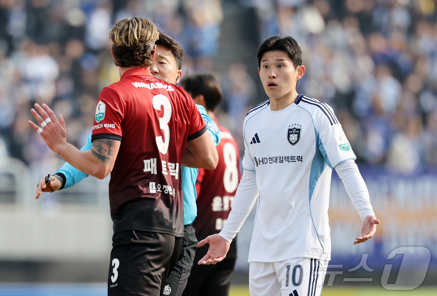 (부천=뉴스1) 김진환 기자 = 15일 오후 경기 부천시 부천종합운동장에서 열린 하나은행 K리그1 2026 부천 FC와 울산 HD의경기, 후반 울산 이동경이 부천 패트릭과 신경전을 …