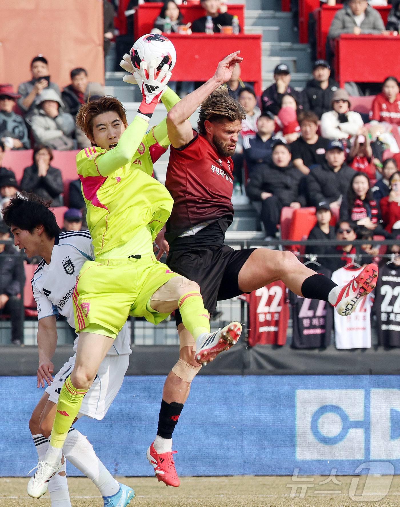 (부천=뉴스1) 김진환 기자 = 15일 오후 경기 부천시 부천종합운동장에서 열린 하나은행 K리그1 2026 부천 FC와 울산 HD의경기, 후반 울산 골키퍼 조현우가 부천 패트릭과 …