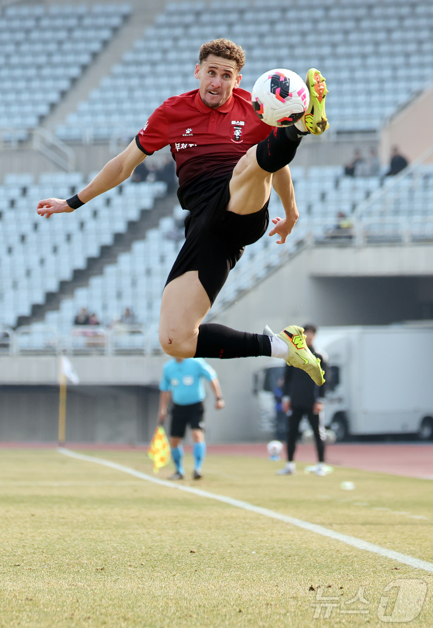 (부천=뉴스1) 김진환 기자 = 15일 오후 경기 부천시 부천종합운동장에서 열린 하나은행 K리그1 2026 부천 FC와 울산 HD의경기, 후반 부천 갈레고가 점프를 하며 볼을 키핑 …
