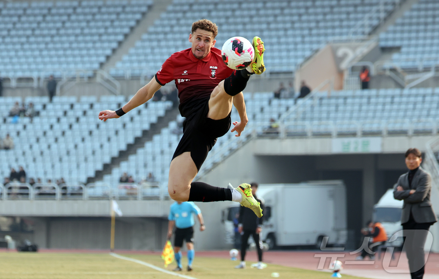 (부천=뉴스1) 김진환 기자 = 15일 오후 경기 부천시 부천종합운동장에서 열린 하나은행 K리그1 2026 부천 FC와 울산 HD의경기, 후반 부천 갈레고가 점프를 하며 볼을 키핑 …