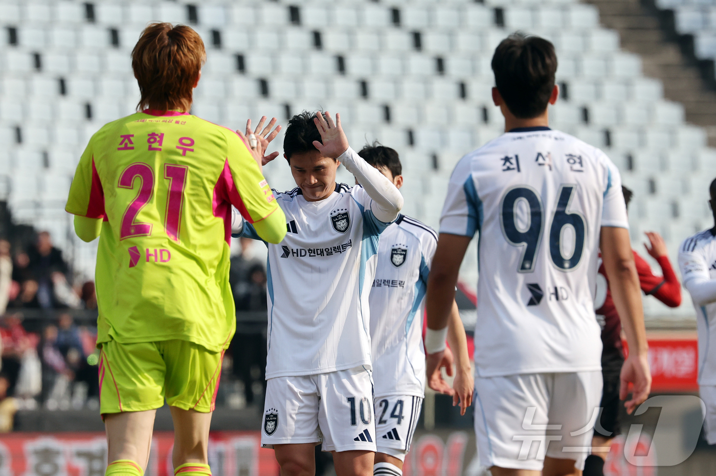 (부천=뉴스1) 김진환 기자 = 15일 오후 경기 부천시 부천종합운동장에서 열린 하나은행 K리그1 2026 부천 FC와 울산 HD의 경기에서 2대1 역전승을 거둔 울산 이동경을 비 …