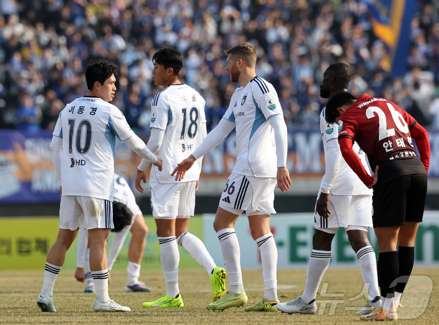 (부천=뉴스1) 김진환 기자 = 15일 오후 경기 부천시 부천종합운동장에서 열린 하나은행 K리그1 2026 부천 FC와 울산 HD의 경기에서 2대1 역전승을 거둔 울산 선수들이 기 …