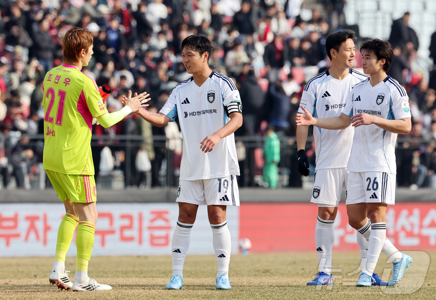 (부천=뉴스1) 김진환 기자 = 15일 오후 경기 부천시 부천종합운동장에서 열린 하나은행 K리그1 2026 부천 FC와 울산 HD의 경기에서 2대1 역전승을 거둔 울산 선수들이 기 …