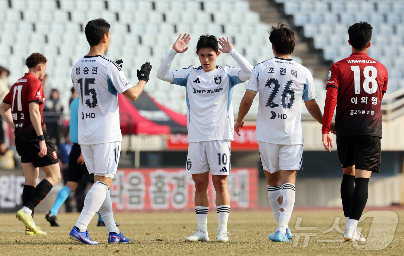 (부천=뉴스1) 김진환 기자 = 15일 오후 경기 부천시 부천종합운동장에서 열린 하나은행 K리그1 2026 부천 FC와 울산 HD의 경기에서 2대1 역전승을 거둔 울산 이동경을 비 …