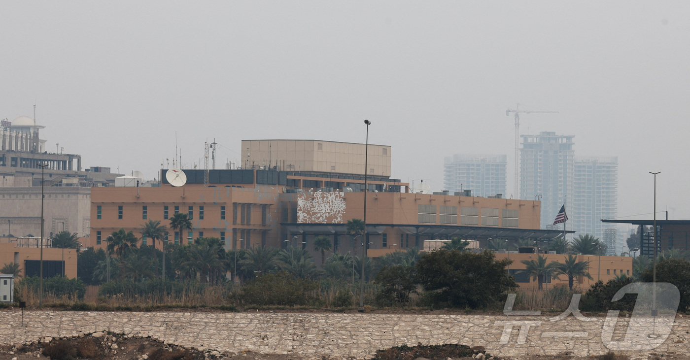 (바그다그 로이터=뉴스1) 김경민 기자 = 14일(현지시간) 미사일 공격을 받은 이라크 바그다그 주재 미국 대사관. 2026.3.14ⓒ 로이터=뉴스1