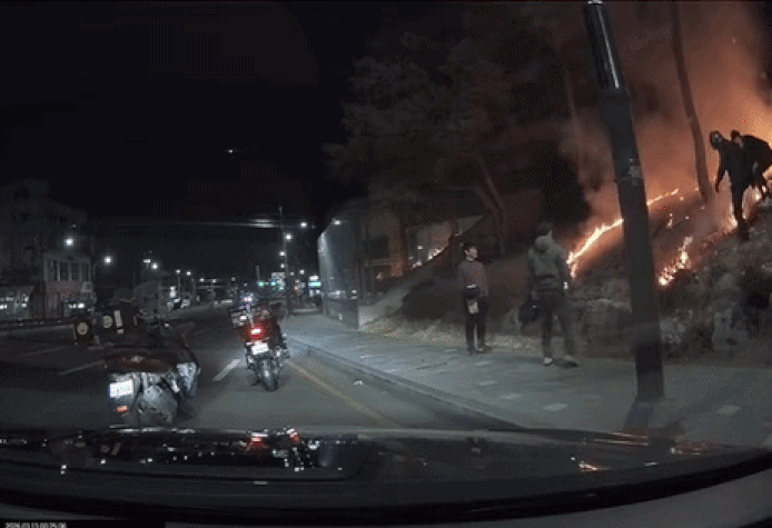 "불 지른 뒤 신난 표정의 방화범"…새벽 배달기사·귀갓길 시민이 껐다 [영상]