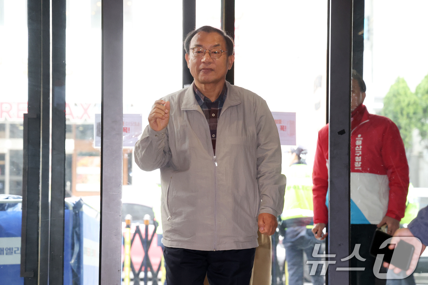 (서울=뉴스1) 유승관 기자 = 국민의힘 공천관리위원장직 사퇴를 철회하고 복귀한 이정현 위원장이 15일 서울 여의도 중앙당사로 들어서고 있다. (공동취재) 2026.3.15/뉴스1 …