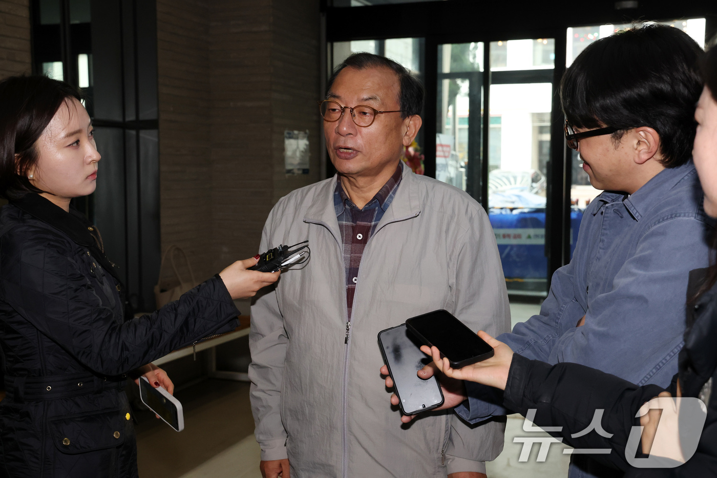 (서울=뉴스1) 유승관 기자 = 국민의힘 공천관리위원장직 사퇴를 철회하고 복귀한 이정현 위원장이 15일 서울 여의도 중앙당사로 들어서며 취재진 질문에 답하고 있다. (공동취재) 2 …