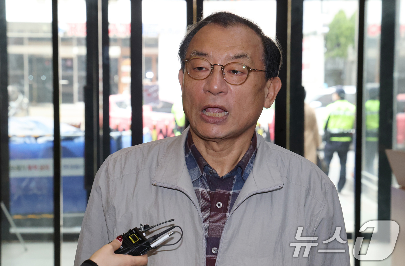 (서울=뉴스1) 유승관 기자 = 국민의힘 공천관리위원장직 사퇴를 철회하고 복귀한 이정현 위원장이 15일 서울 여의도 중앙당사로 들어서며 취재진 질문에 답하고 있다. (공동취재) 2 …