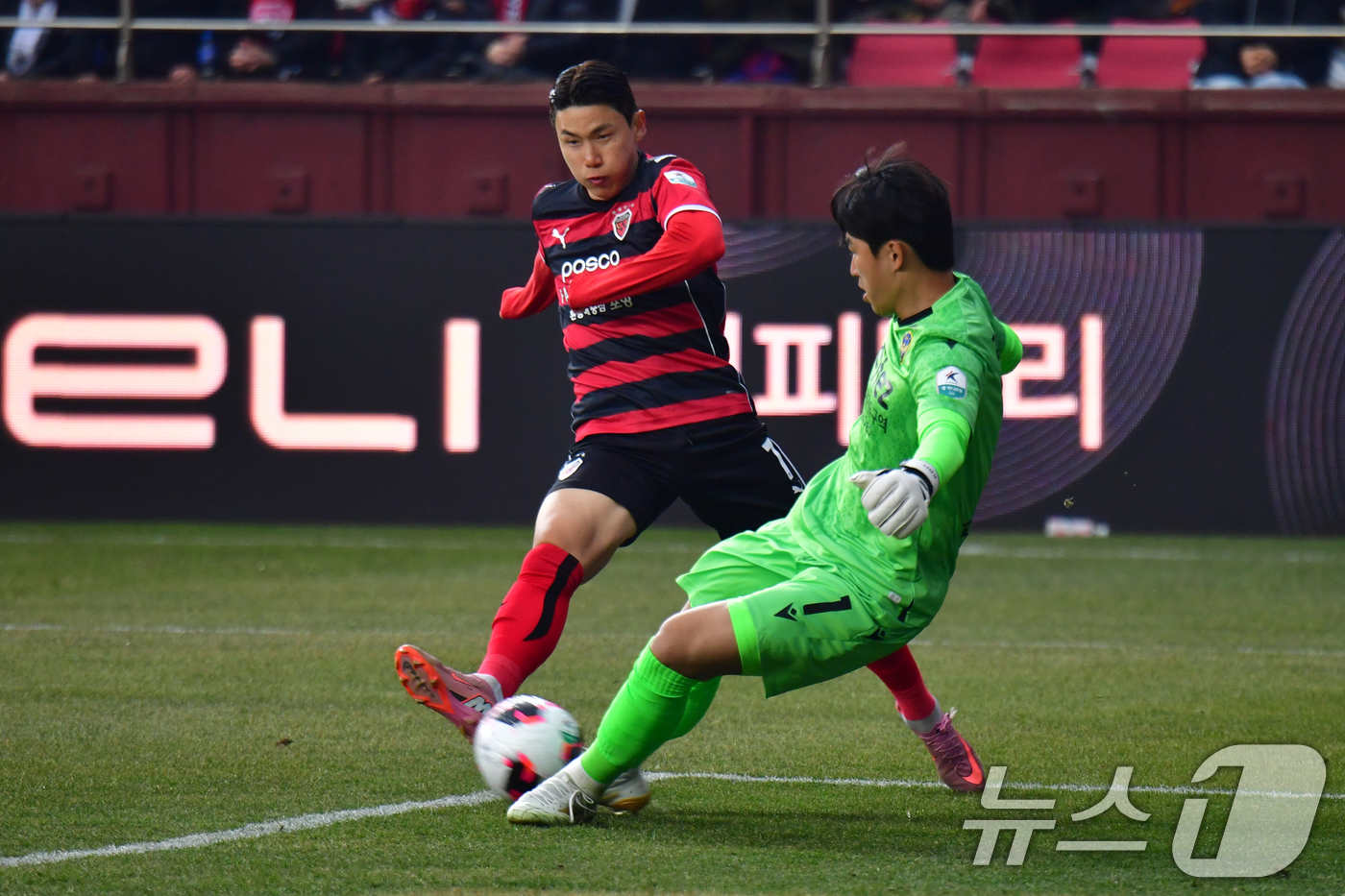 (포항=뉴스1) 최창호 기자 = 15일 오후 포항스틸러스에서 열린 프로축구 하나은행 K리그1 2026 스틸러스와 인천유나이티 FC의 경기 전반 포항 김인성과 인천 수문장 김동헌이 …
