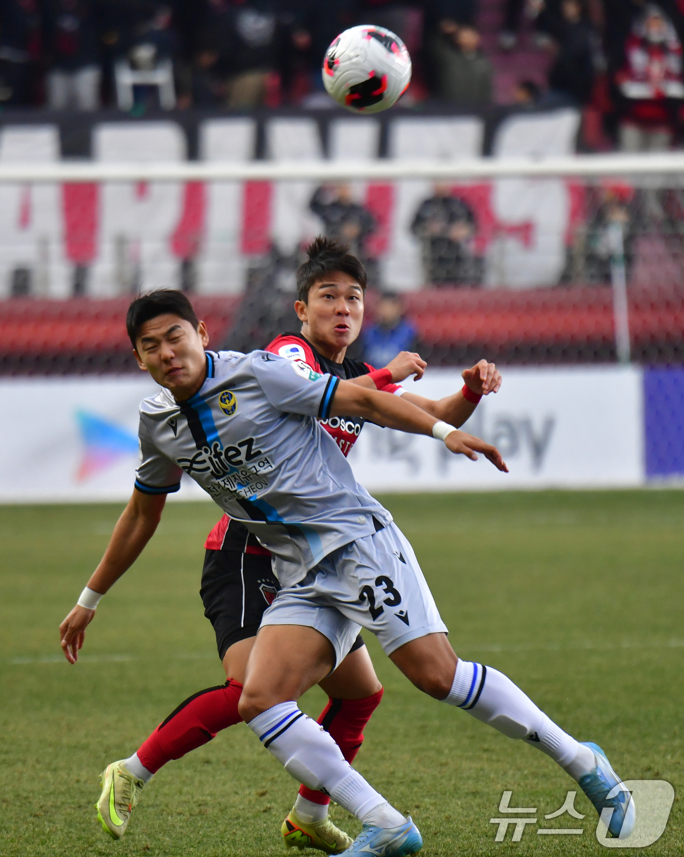 (포항=뉴스1) 최창호 기자 = 15일 오후 포항스틸러스에서 열린 프로축구 하나은행 K리그1 2026 포항스틸러스와 인천유나이티 FC의 경기 전반 인천 정치인과 포항 강민준이 몸싸 …