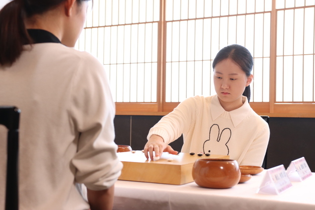'19세 바둑소녀' 김은지, 일본 센코컵 첫 우승…누적 상금 10억원
