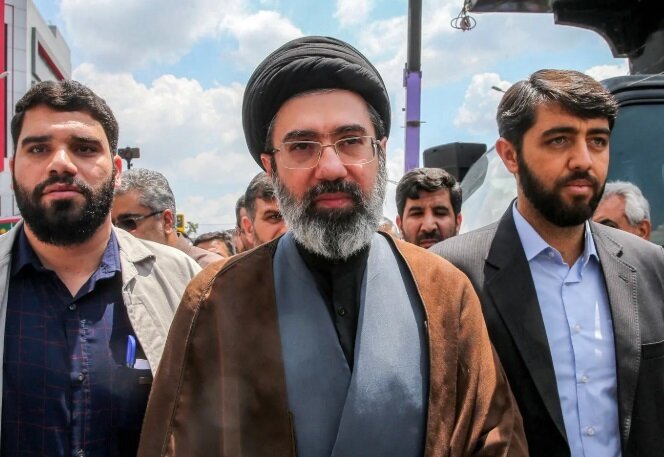 본문 이미지 - 이란 ISNA 통신이 제공한 이 사진은 2019년 5월 31일, 이란 최고 지도자 아야톨라 알리 하메네이의 아들 모즈타바 하메네이(가운데)가 테헤란 거리를 걷고 있는 모습이다.ⓒ AFP=뉴스1 